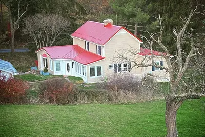 Image de Peaceful country farmhouse.