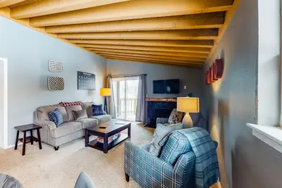 Image de Secluded, 2nd-Floor Home w/ Free WiFi, Gas Grill, W/D, Mtn Views