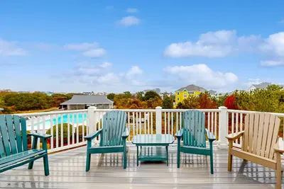 Stunning Coastal Dream W/ Multiple Decks, Easy Beach Access, & Private Hot Tub