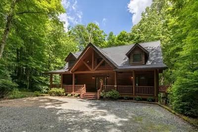 Image de The Feisty Fox - Beautiful log cabin with hot tub on sugar mountain with outdoor fireplace!