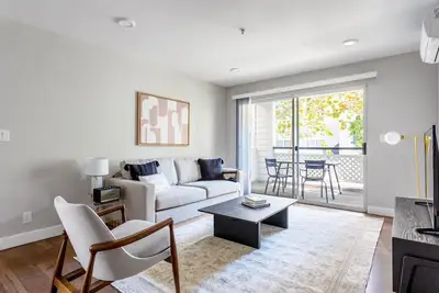 Image de Modern Mountain View 2br w/ Gym, Spa, Parking, near Dining, by Blueground