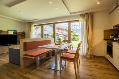 Image de Appartement confortable \"Chalet Morin\" avec vue sur les montagnes, Wi-Fi et jardin
