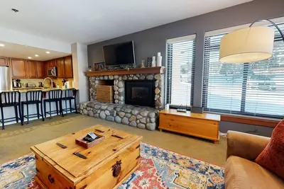 Image de Modern Expansive, Private Laundry, Pool On-site. Near Biking & Walking Trails