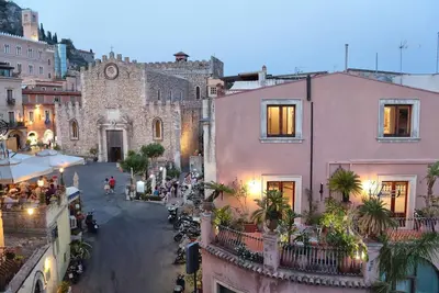 Image de Suite with Terrace in Taormina Center.