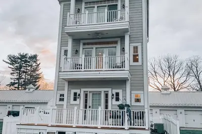 Image de Beautiful 3 story home on the lake, master suite's on 1st & 3rd floors. . .