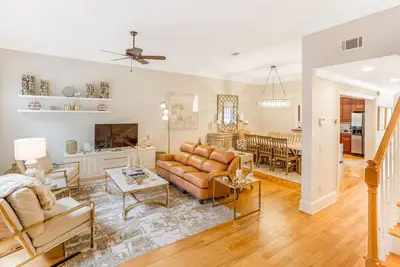 Image de Chic Townhome One Block From Forsyth w/ Large Garage by Lucky Savannah