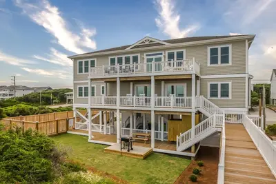 Image de Shellebration - Luxurious 8 Br, 8 Ba Oceanfront Home - Pool & Elevator!