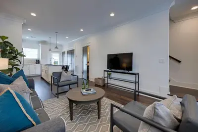 Image de 10 Mins To Broadway - Stylish Gated Townhome