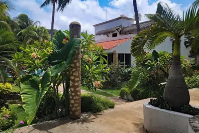Luxury Spacious Poolside Villa, 30 steps to Beach!