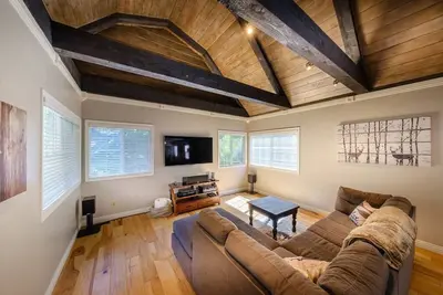 Image de TheDragons Den Mega Cabin Sleeps 12