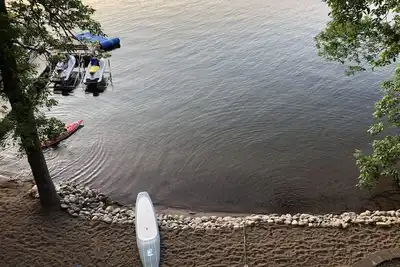 Image de 4br 2ba lake front escape, private beach and hot tub. Option for pontoon