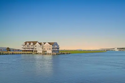 Image de Bay Daze - Waterfront townhome w private boat dock!