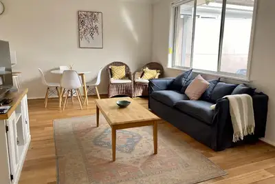 Image de Style on Stanley- central, single garage and wifi! - Central two bedroom apartment with a queen bed, two singles and kitchen facilities