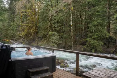 Image de River Runs Through this secluded A-Frame, hot tub