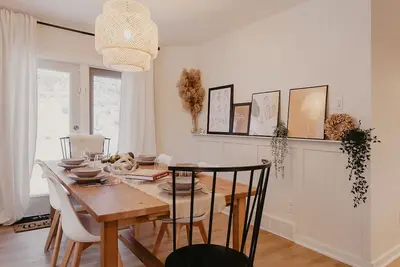 Image de Tree House | West Kelowna | 4 Bed & 2 Bath | Furnished