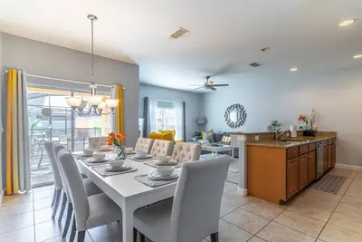 Image de 8 minute Drive to Disney - Outdoor Oasis with Private Pool, Modern Decor