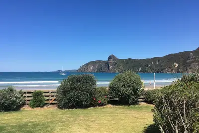 Image de Big Beachfront Bach- the Surf Chalet