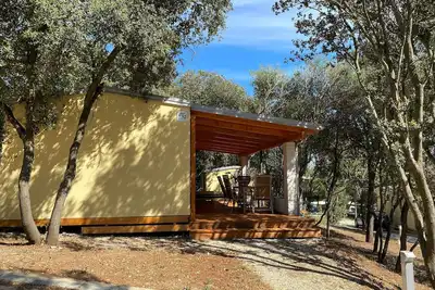 Image de Mobile home with beautiful terrace in a small campsite near the sea