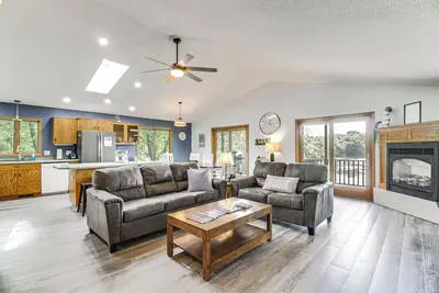 Image de Private Lakefront Retreat w\/ Hot Tub, Deck & Views