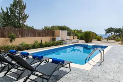 Image de Villa en bord de mer à Rhodes | Villa Crystal Bay | 4 chambres | Piscine privée | Gennadi