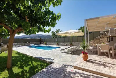 Image de Stylish Villa with private pool, kids playground, ping pong table & Bbq area