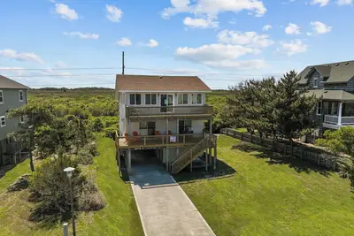 Image de Parrothead Inn 4 Bedroom 2 Bath Semi-Oceanfront Home in Nags Head