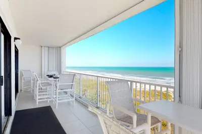 Image de Oceanfront Penthouse. 100% renovated. Appeals to discerning guests.