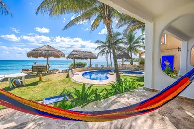 Image de Beautiful pool side ground floor unit with direct beach access, WiFi and Ac.