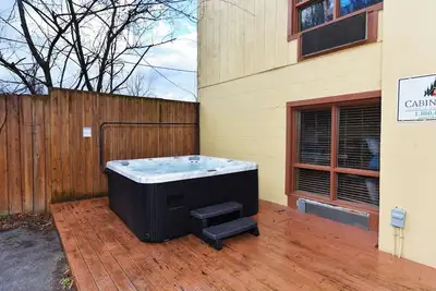 Image de Red Oak Lodge - Downtown large-group cabin!