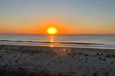 Image de Beachfront Baby💛 Beautiful & New! 🌟The only way to stay @ the beach❣️Spacious