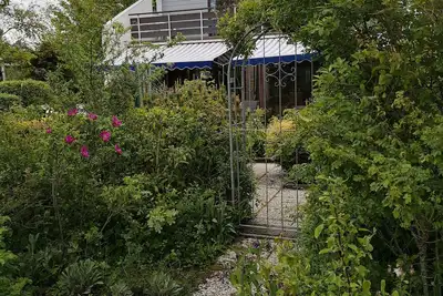 Image de Super Haus mit Garten mit vielen Rosen, Fahrradschuppen mit 3 Fahrräder.