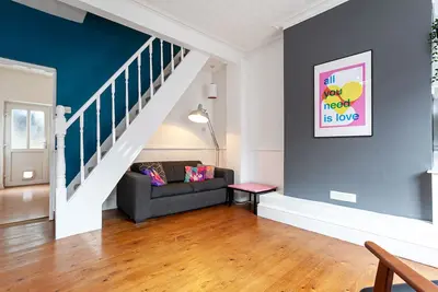 Image de Chic 3 Bed House w\/backyard - 9 mins from Manchester Centre