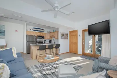Image de Short Walk to Beach and Local Dining, Community Pool.