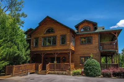 Image de Theater! Pool Table! & Hot Tub! - Bearskin Lodge