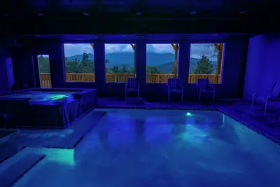 Image de Wade by a Waterfall, Soak with Mountain Vistas, Play Games & Reach Town in Minutes - Splash 'N Views