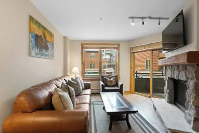 Keystone River Run Retreat – Fireplace, Balcony & Pool Access