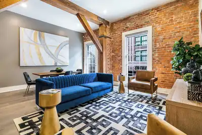Image de Spacious, Historic Charmer🧡 Downtown 4 Bedroom With 2 Balconies Wrapped In Wrought Iron