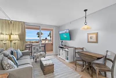 Image de Newly Renovated Beach Front! 1 Free Beach Chair Set Up Daily!