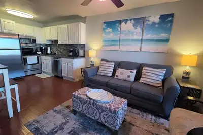 Image de Meticulously Decorated Gulf Front Unit! 1 Free Beach Chair Set Up Daily!