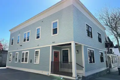 Image de Entire Modern 7 Unit 7 Bath Boutique Inn on historic Pelham St. in downtown Newport