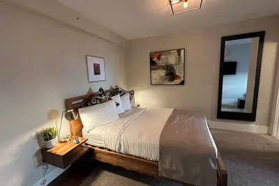 Image de Modern 1 Bed/ 1 Bath (sleeps 3) Dog friendly with parking on historic Pelham St.