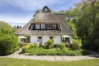 Image de Thatched roof house with proximity to the Baltic Sea, outdoor sauna, playground & large garden