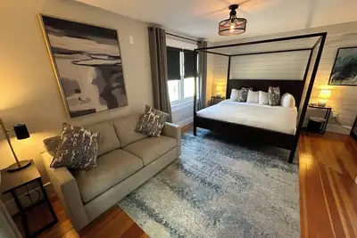 Image de Spacious and modern 1 Bed/ 1 Bath / (Sleeps 4) Dog friendly with parking on Historic Pelham St.