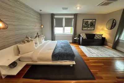 Image de Very cool 1 Bed/ 1 Bath / (Sleeps 4) Dog friendly with parking on Historic Pelham St.