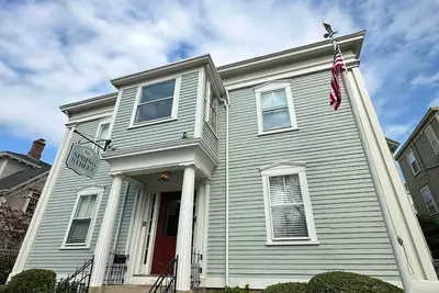 Image de Entire 4 Unit Dog Friendly Home (Sleeps 18) on Historic Spring St.