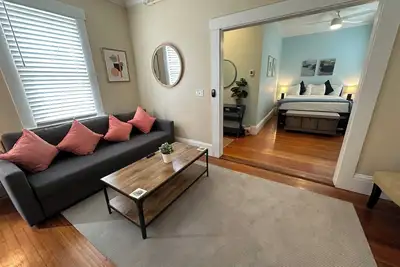 Image de Exposed Brick 1 Bed/ 1 Bath/ Pullout Sofa/ Dog Friendly Large Suite (Sleeps 4) Downtown Newport