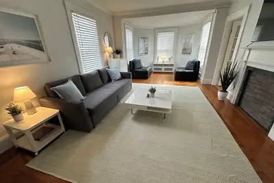 Image de Very Cool 2 bed/ 1 bath/ Pullout Sofa (sleeps 6)/ Dog Friendly Apartment on Historic Spring St.