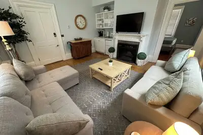 Image de Spacious Suite 1 Bed/ 1 Bath/ 2 Pullout Sofas/ Dog Friendly (Sleeps 5) on Historic Spring St.