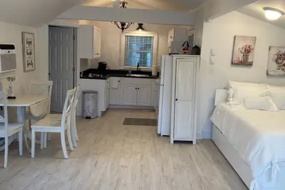 Image de Romantic Lakefront Cottage #5