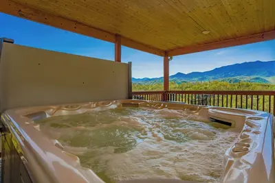 Image de Soak with a Mountain View! - Beartastic Mountain View Lodge